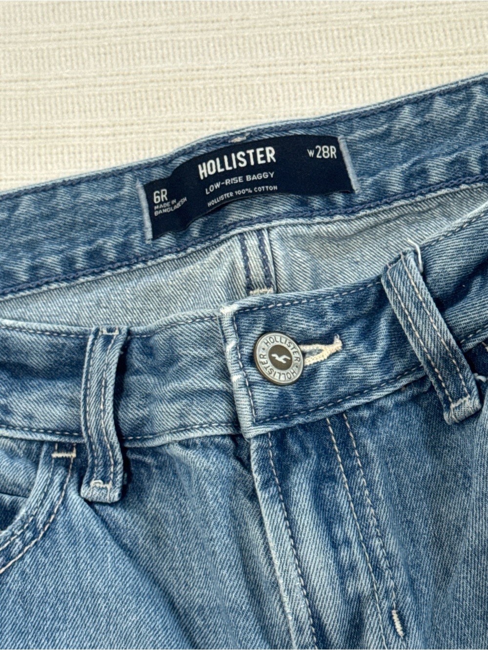 Hollister Jeans / Ripped Knees / 6R w28R - Picture 3 of 4
